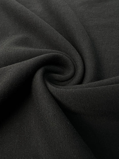 Finden Sie ein schwarzes T-Shirt mit Taschen
