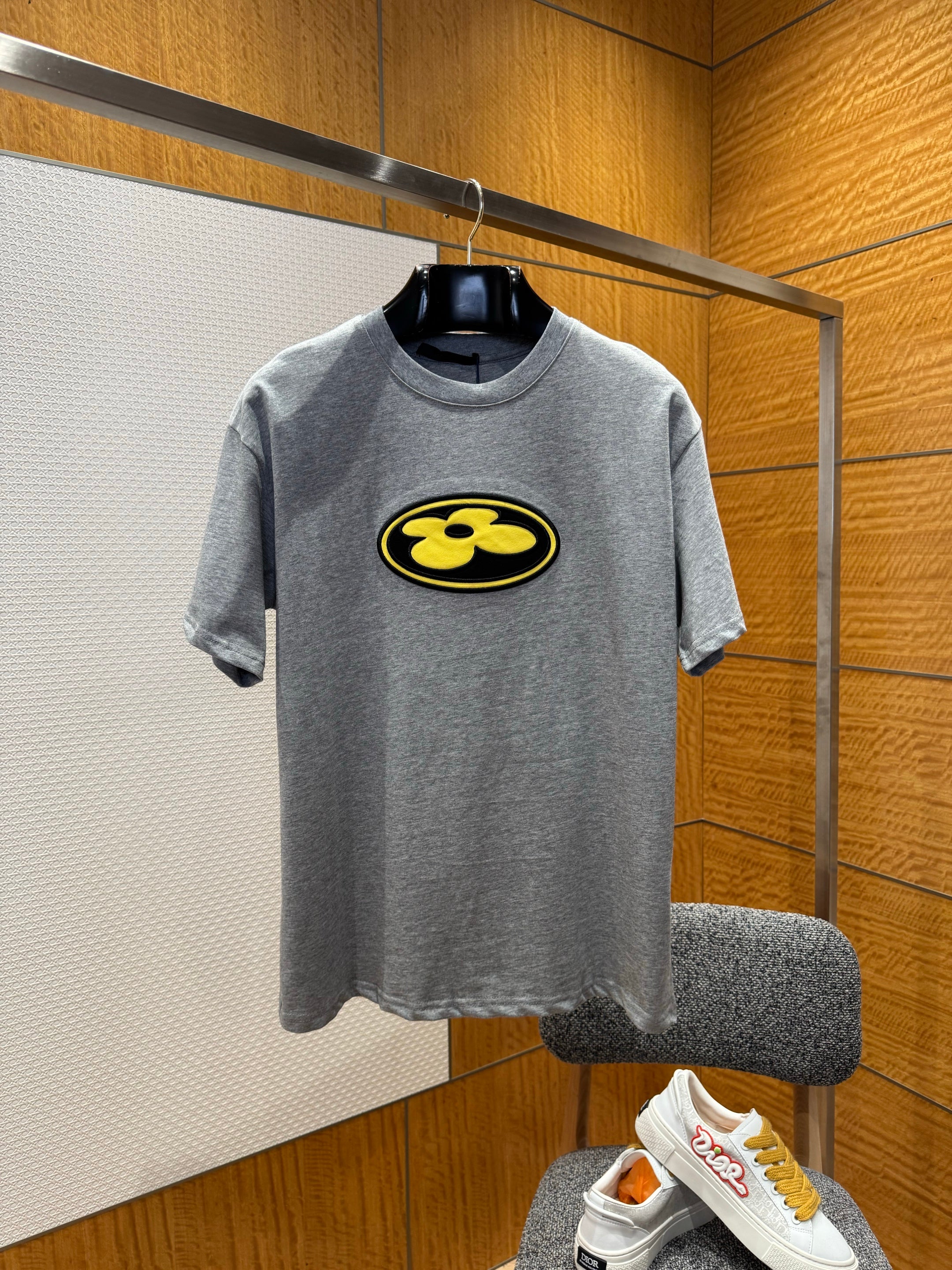 Tee-shirt à patch graphique lv