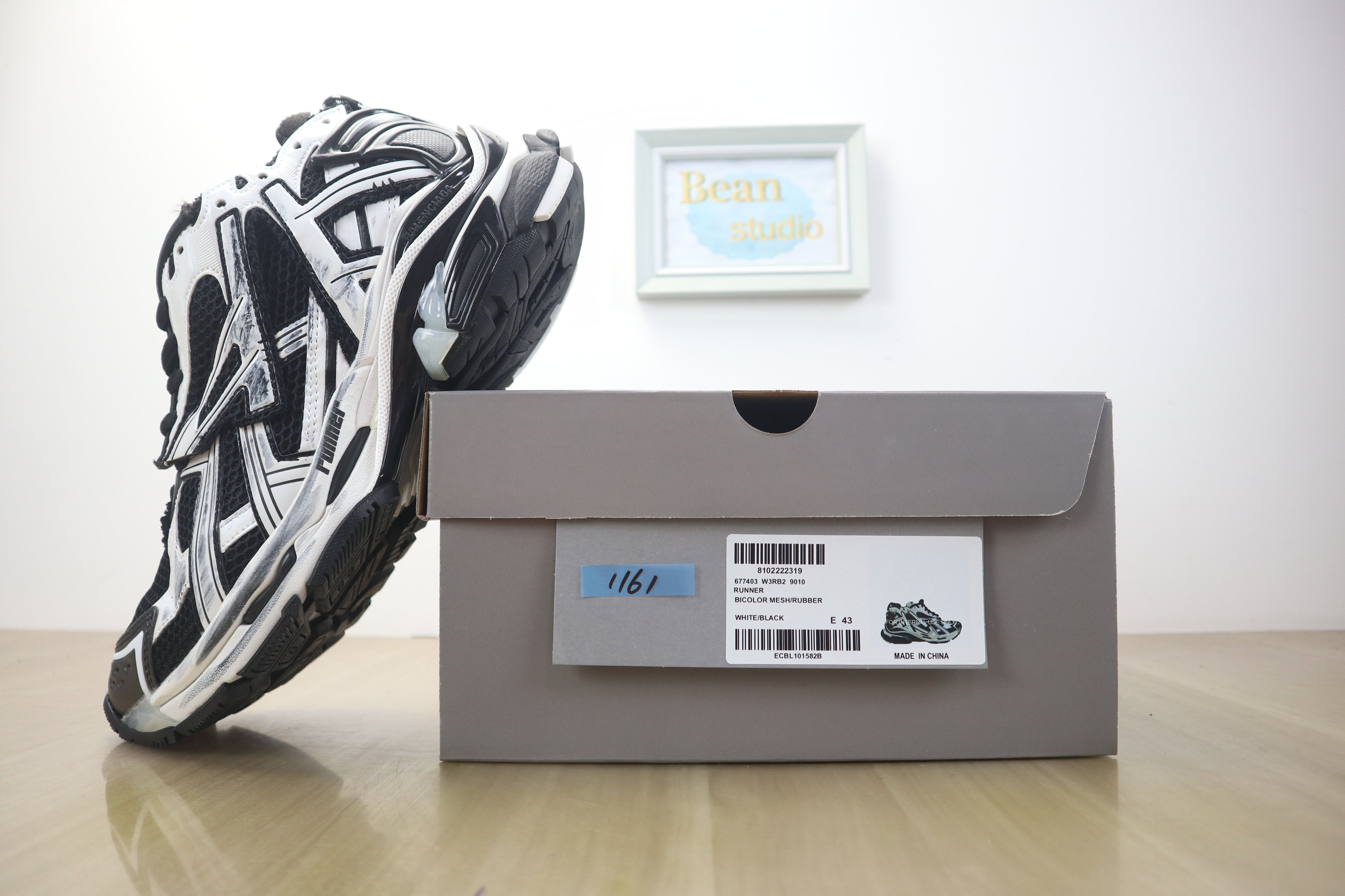 Blncg Runner black white invoice
