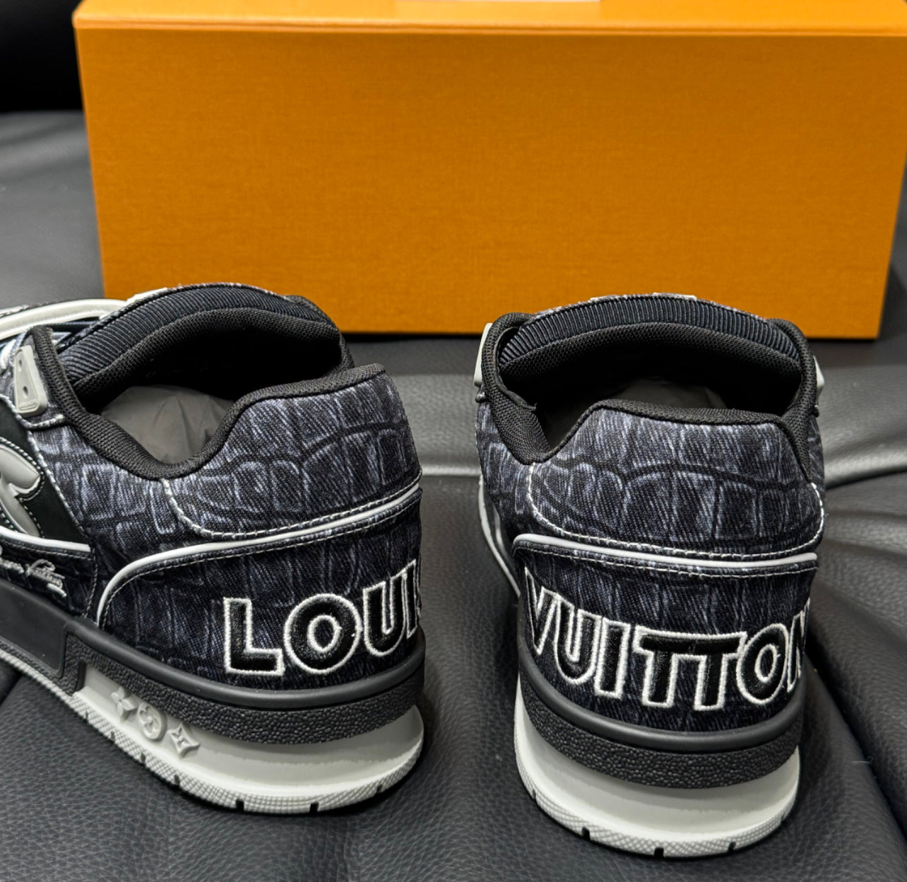 Lv trainers Velcro