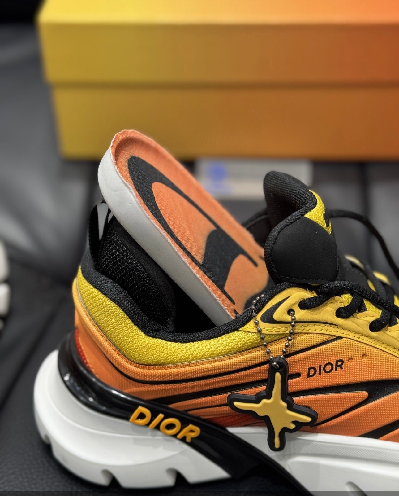 Sneaker B44 Blade DIOR AND LEWIS HAMILTON – ÉDITION LIMITÉE ET NUMÉROTÉE Maille technique orange gradient et tissu technique orange gradient