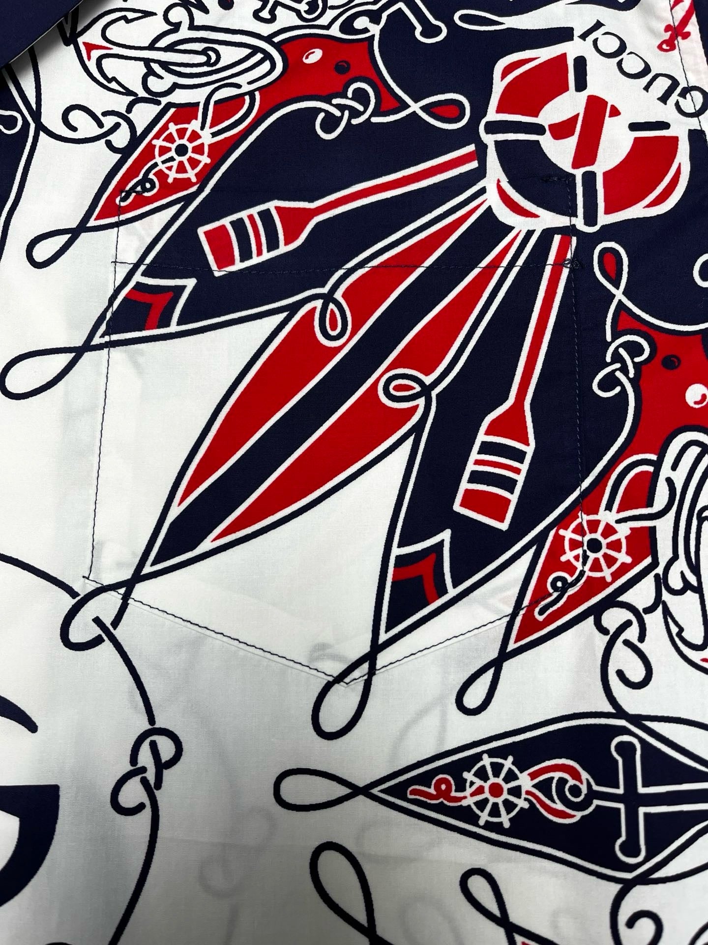 T-SHIRT AUS BAUMWOLLE MIT DOPPEL-G-BANDANA-PRINT