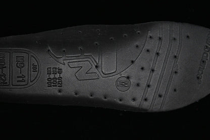 Neue B-Sneaker 740