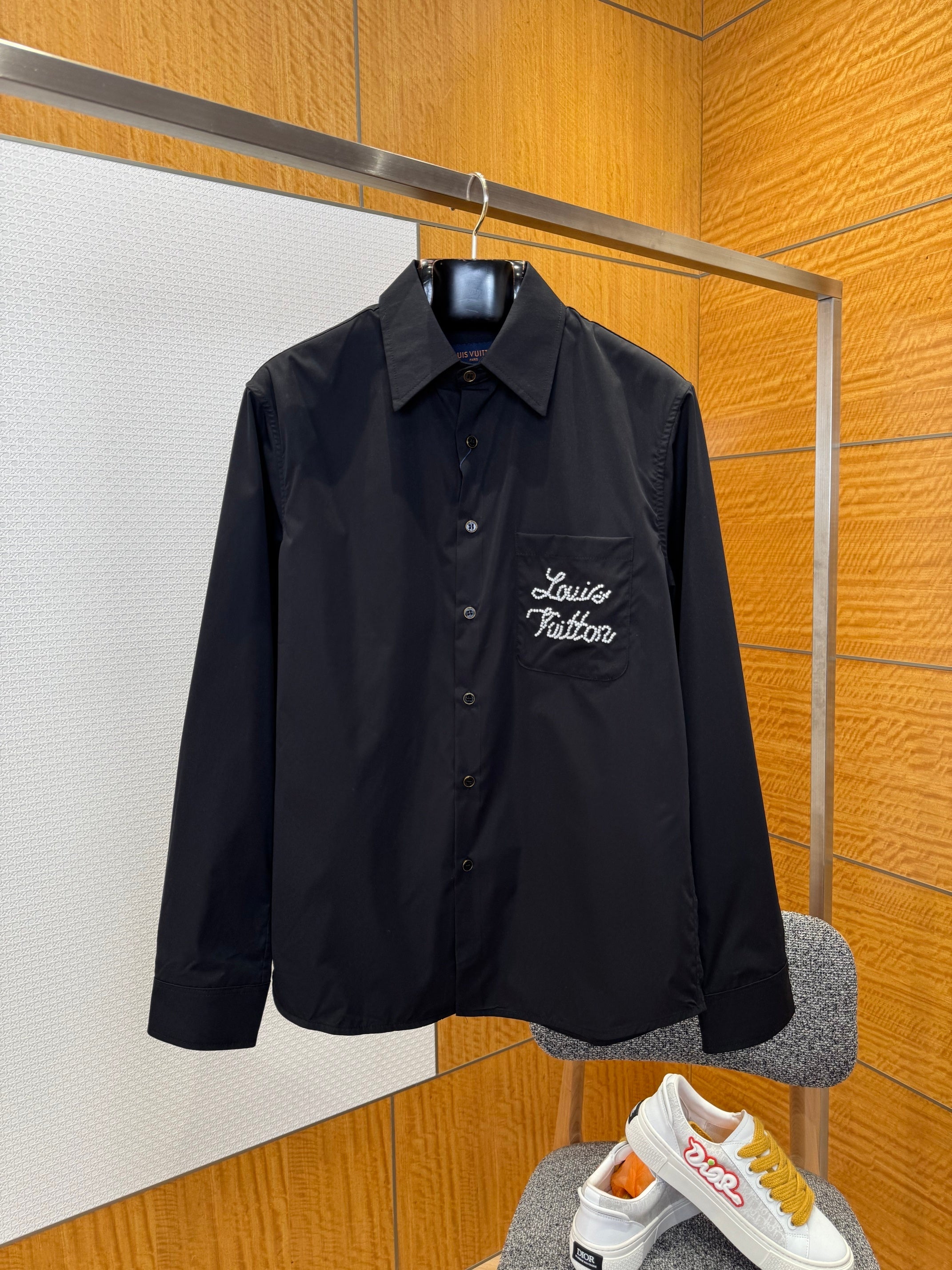Chemise manches longues à signature brodée lv