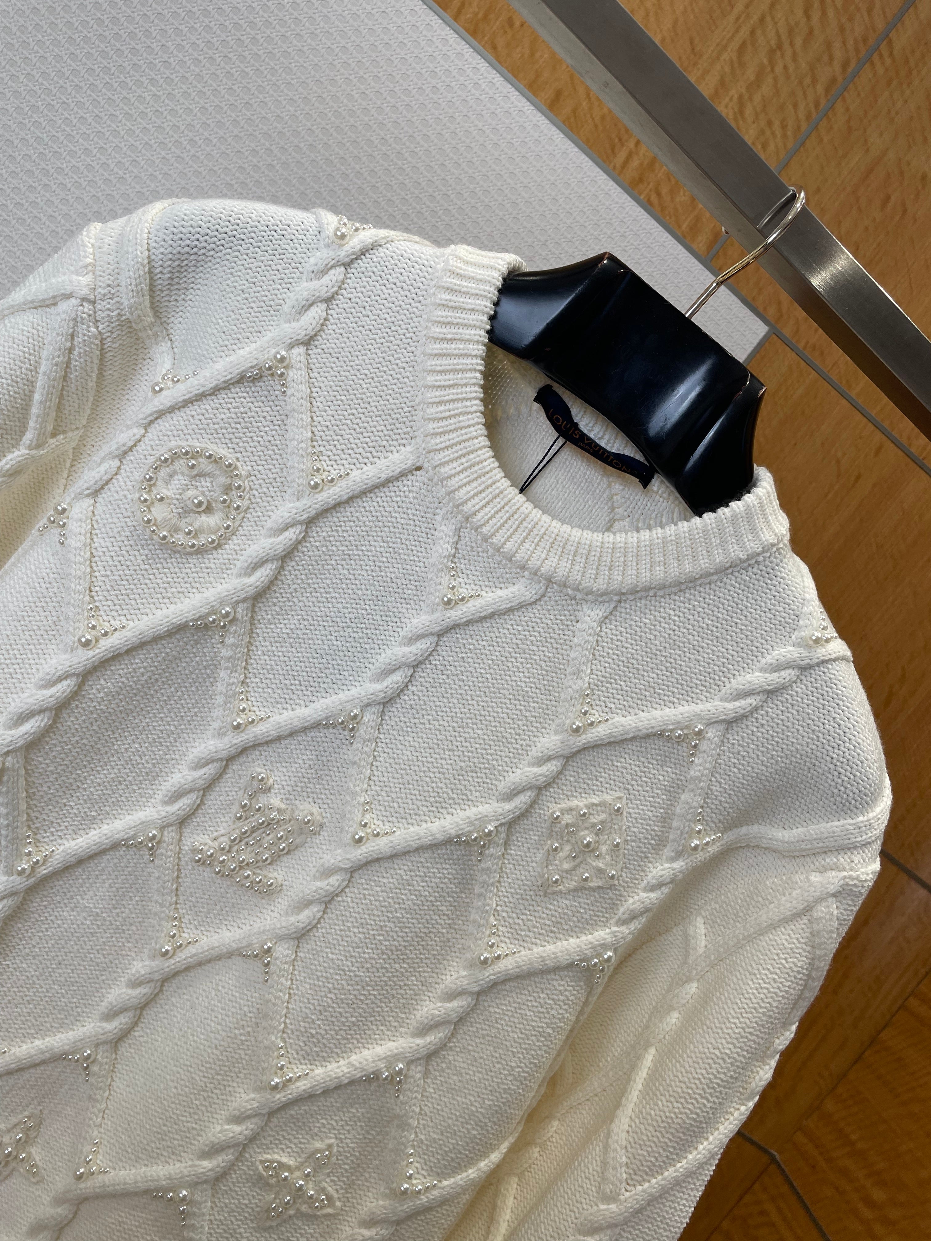 Pull Torsadé ornementé en laine Lv