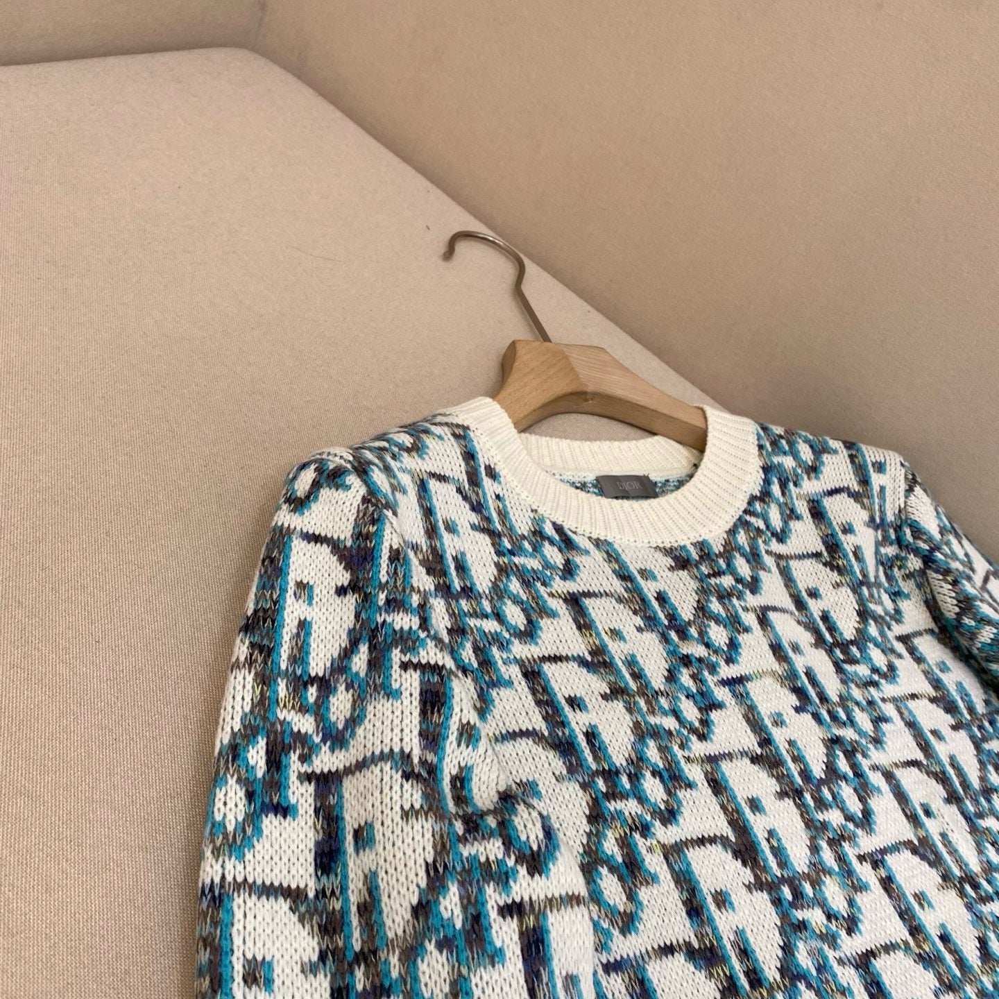 Pull CD Oblique Jacquard de laine vierge blanche et bleue