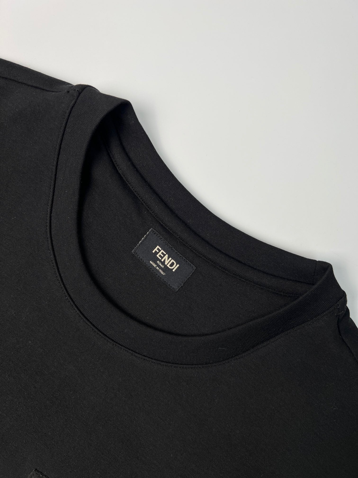 Finden Sie ein schwarzes T-Shirt mit Taschen