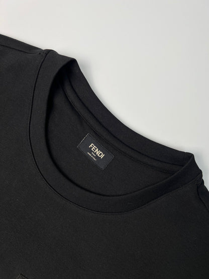 Finden Sie ein schwarzes T-Shirt mit Taschen