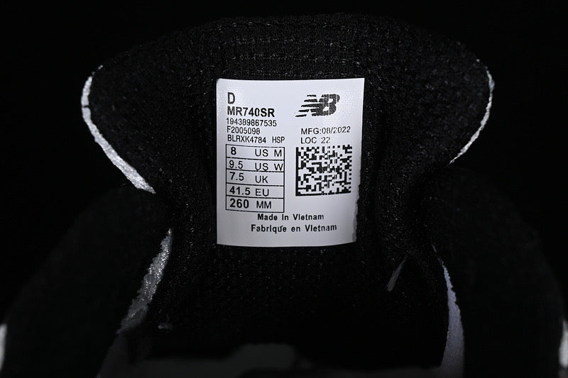 Neue B-Sneaker 740