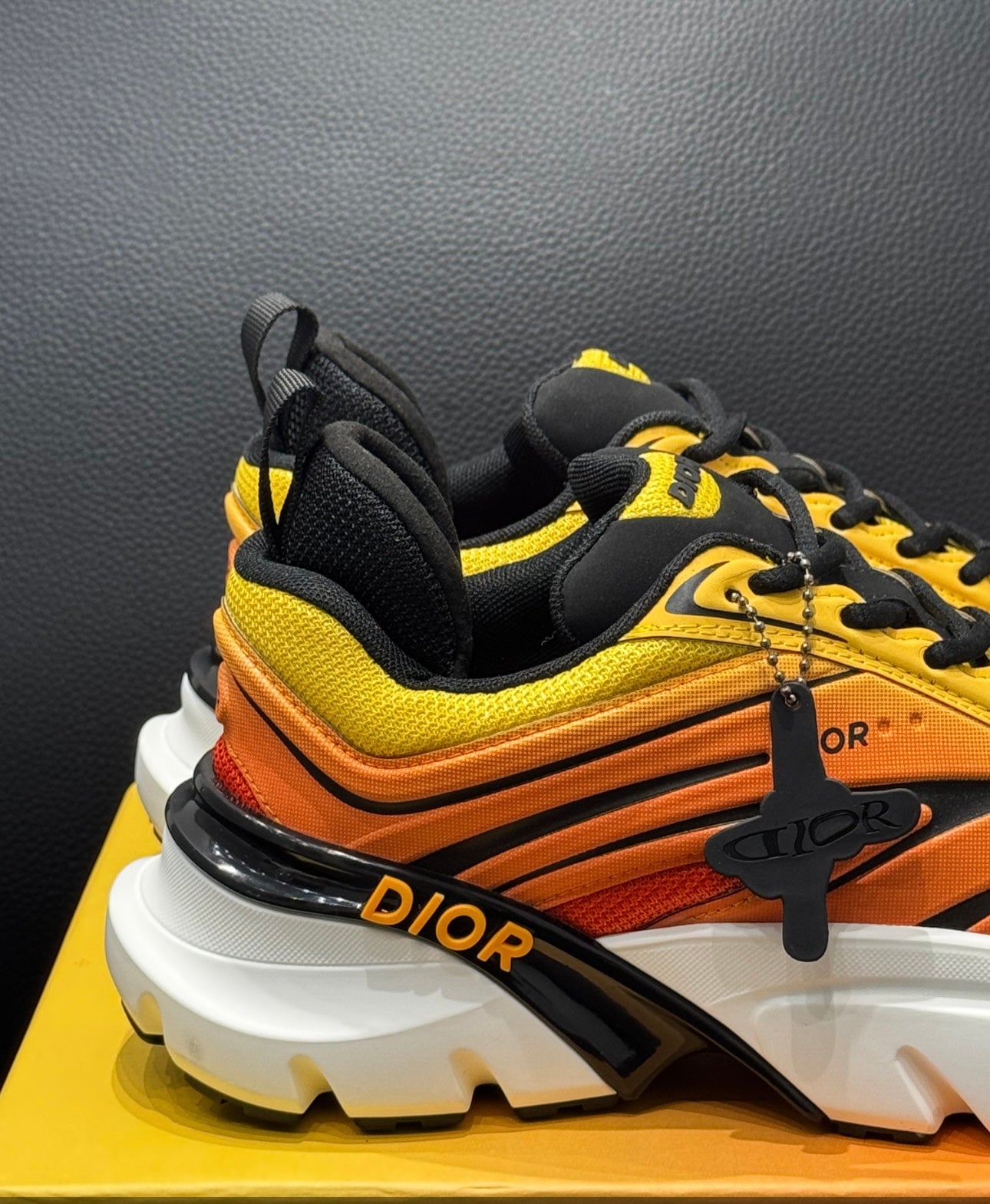 Sneaker B44 Blade DIOR AND LEWIS HAMILTON – ÉDITION LIMITÉE ET NUMÉROTÉE Maille technique orange gradient et tissu technique orange gradient
