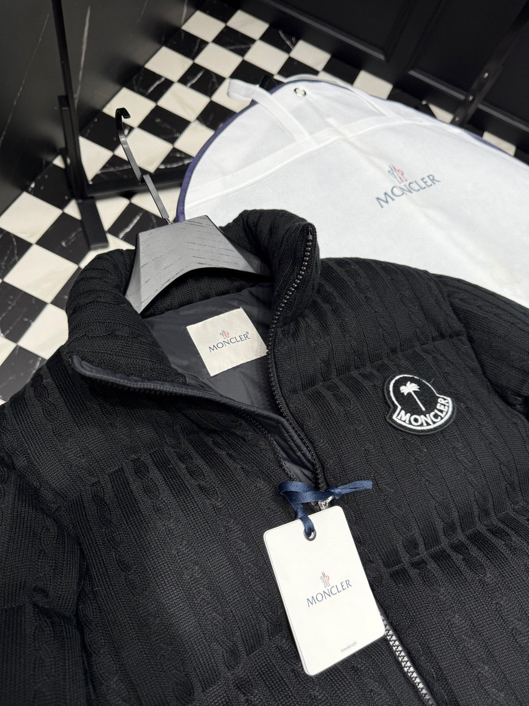 Doudoune Moncl’r Night noir  x  Palm Austru 10/10