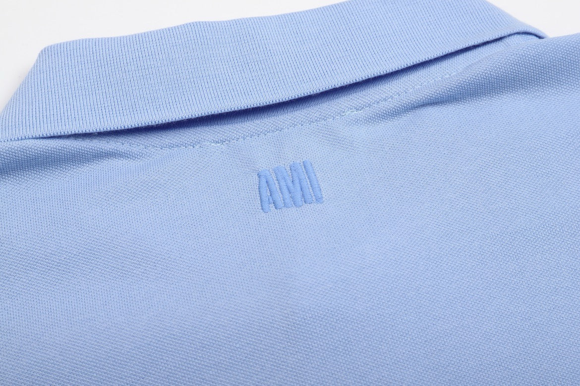 Polo bleu  à petit logo ami de cœur rouge
