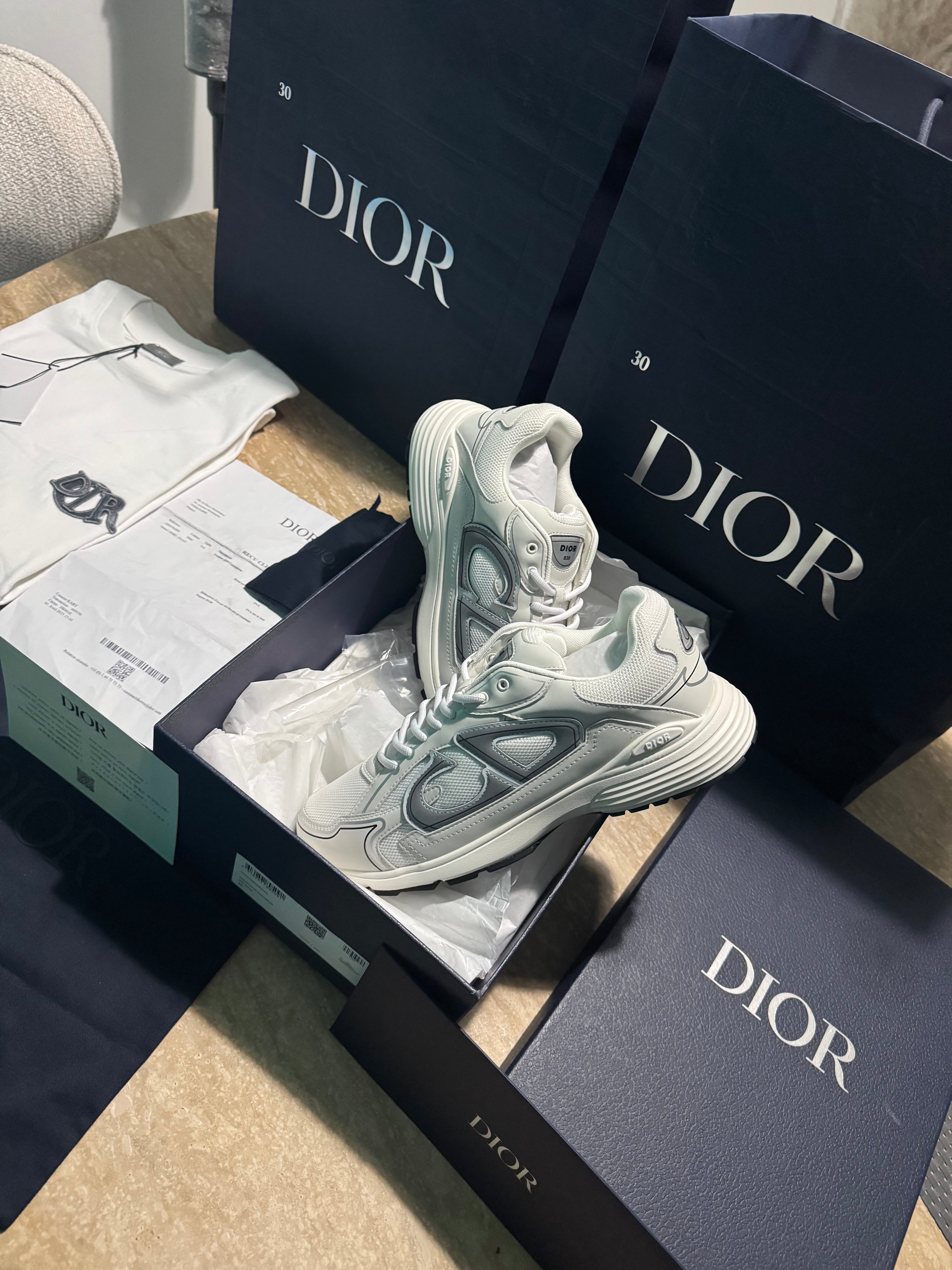 SNEAKERS B30 V3 VERSION BIEN LISSE WHITE RÉFLECTIVE RÉACTION CORRECTES  FACTURE PACKAGING COMPLET MODÈLE POUSSÉ
