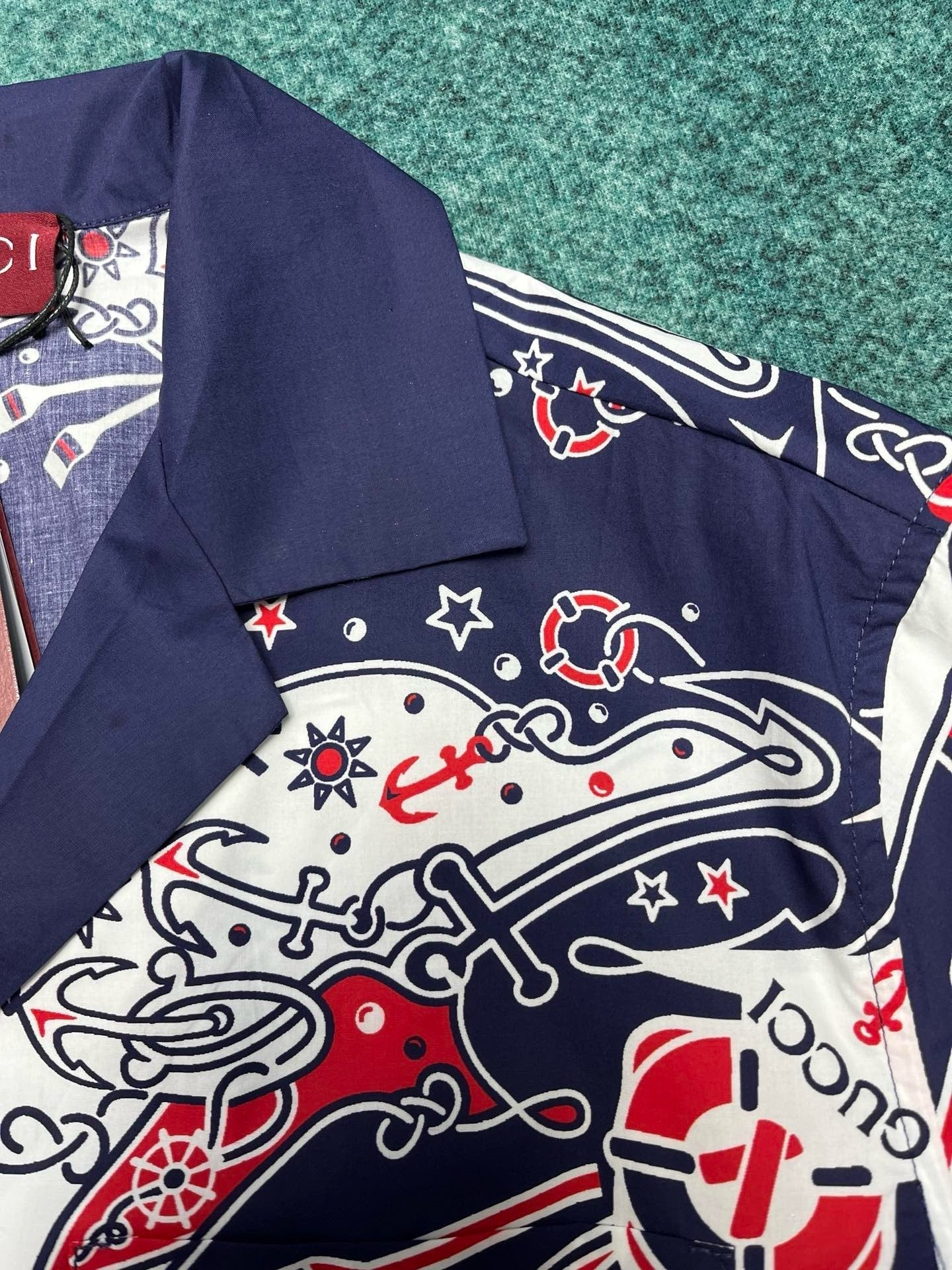 T-SHIRT AUS BAUMWOLLE MIT DOPPEL-G-BANDANA-PRINT