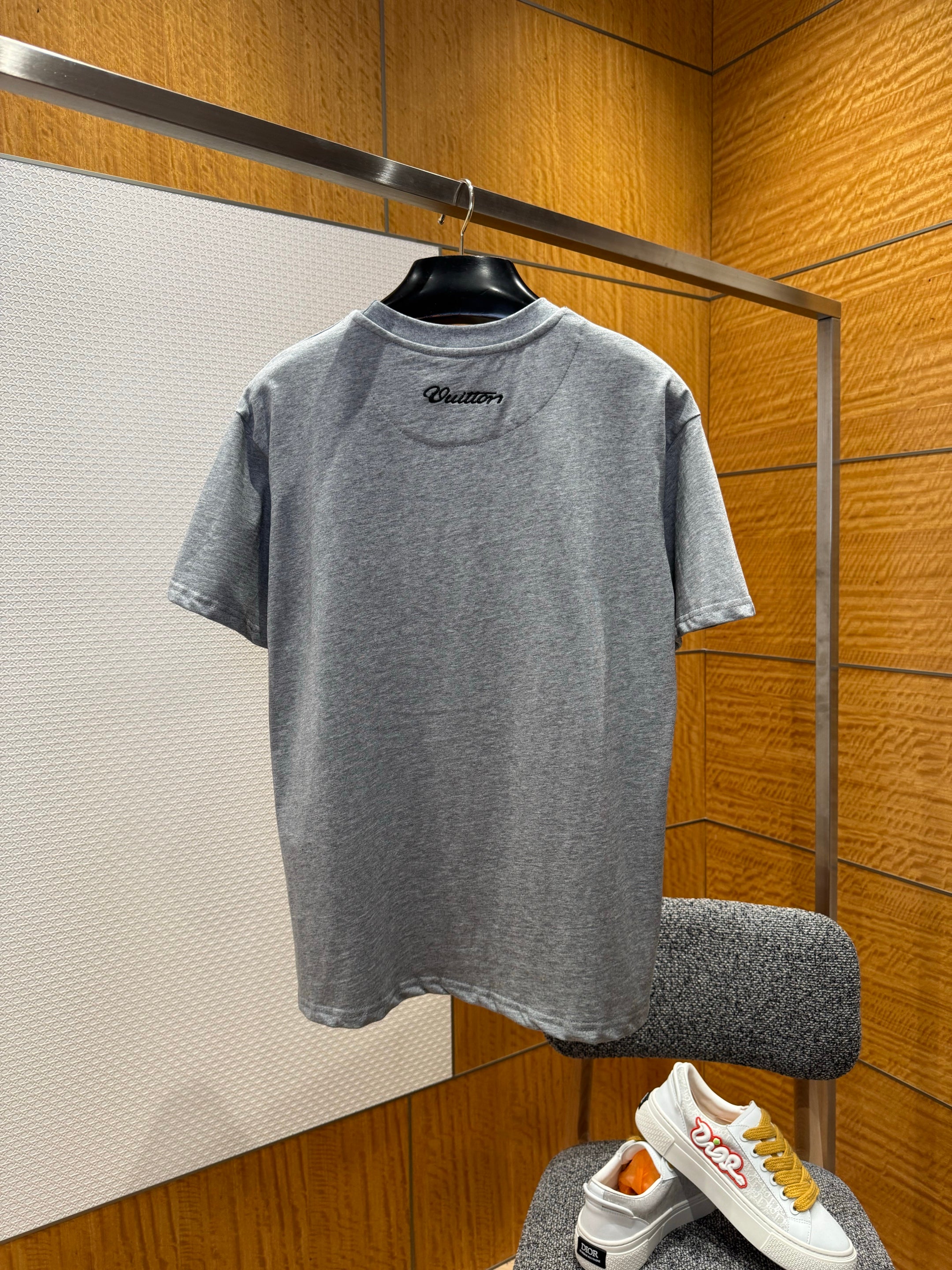 Tee-shirt à patch graphique lv