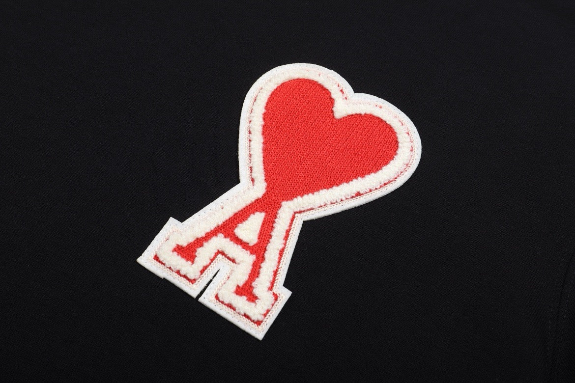 T-shirt noir à logo ami de cœur rouge