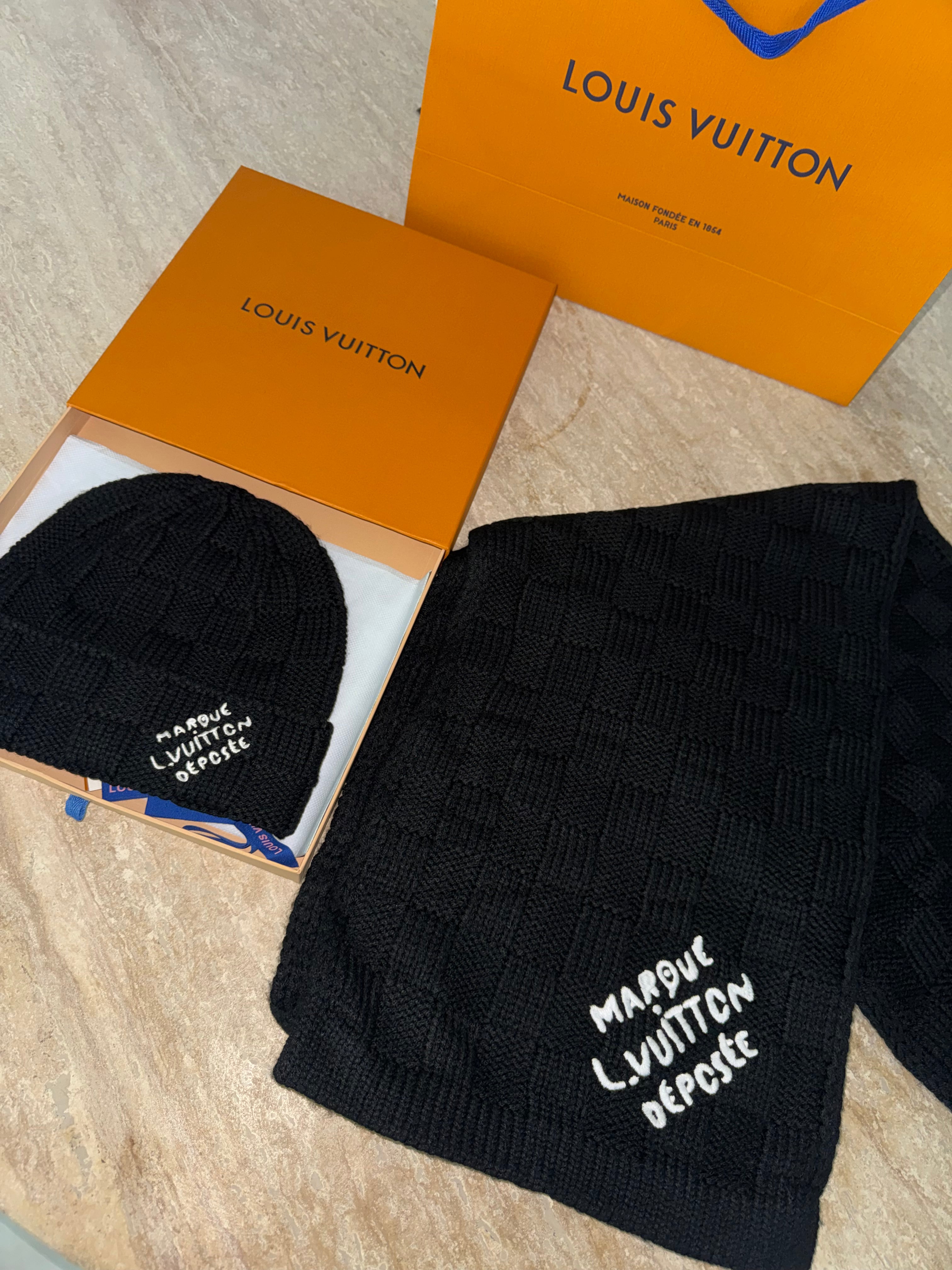 Écharpe LV Maison déposée Noir  10/10