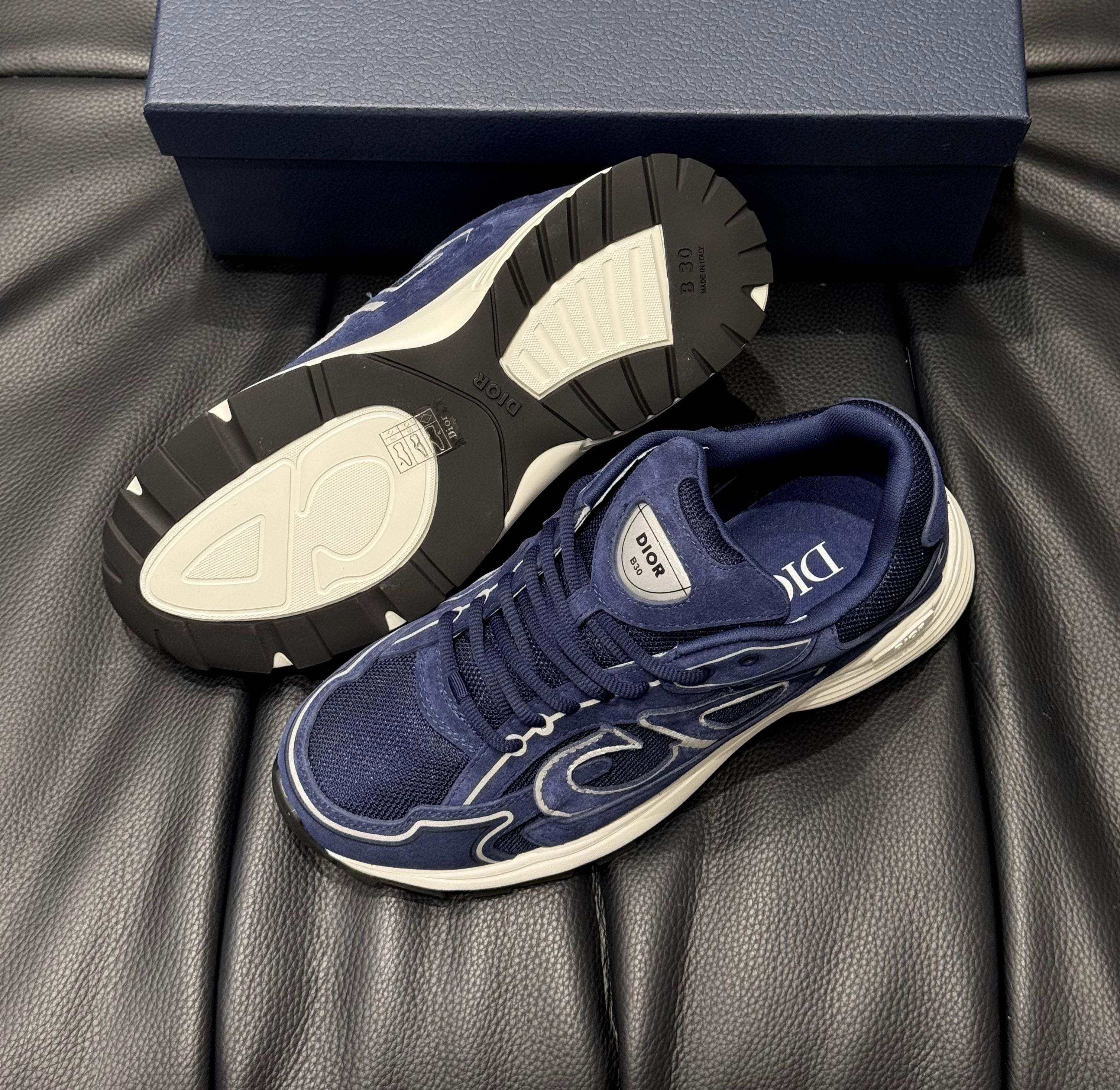 SNEAKERS B30 V3S 2025 💡 VERSION BIEN LISSE SUEDE BLEU RÉFLECTIVE RÉACTION CORRECTES  FACTURE PACKAGING COMPLET MODÈLE POUSSÉ