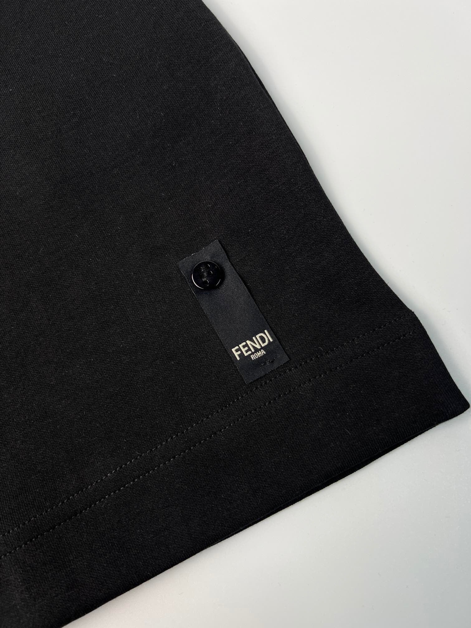 Finden Sie ein schwarzes T-Shirt mit Taschen