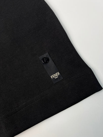 Finden Sie ein schwarzes T-Shirt mit Taschen