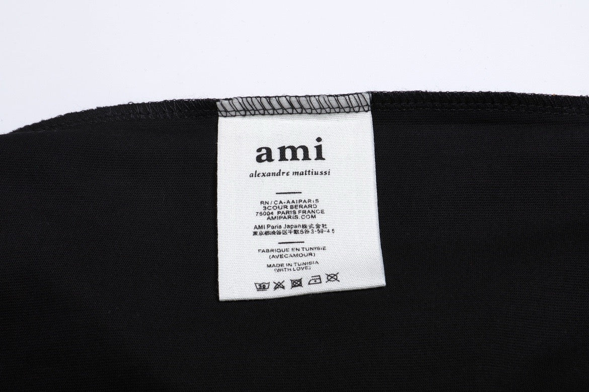 T-shirt noir à petit logo ami de cœur rouge