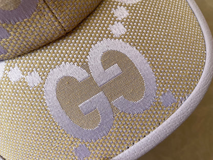 Lila Jumbo-GG-Mütze mit Ticket