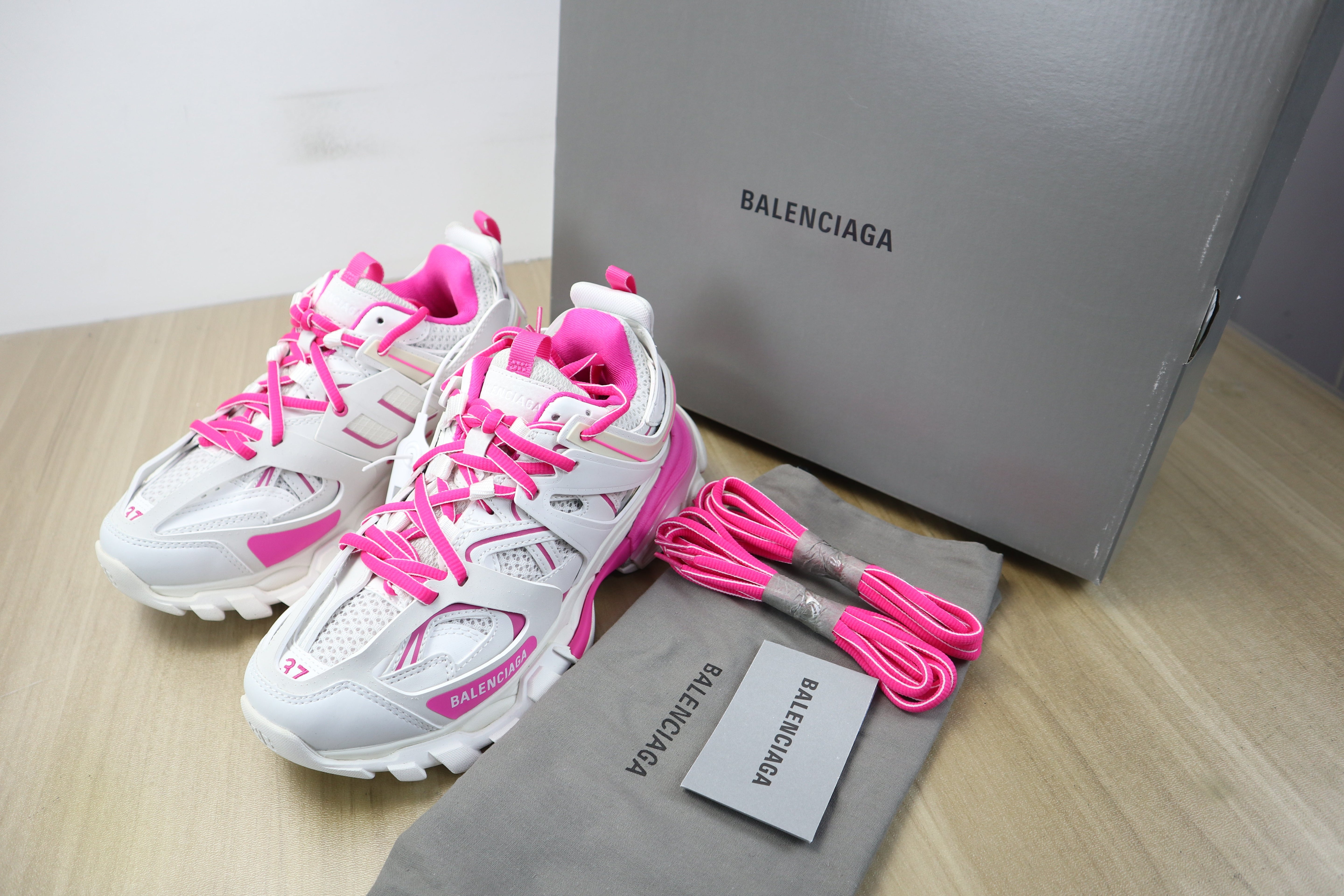 Blcg track white pink invoice