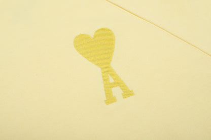 Sweat jaune   à petit logo ami de cœur jaune