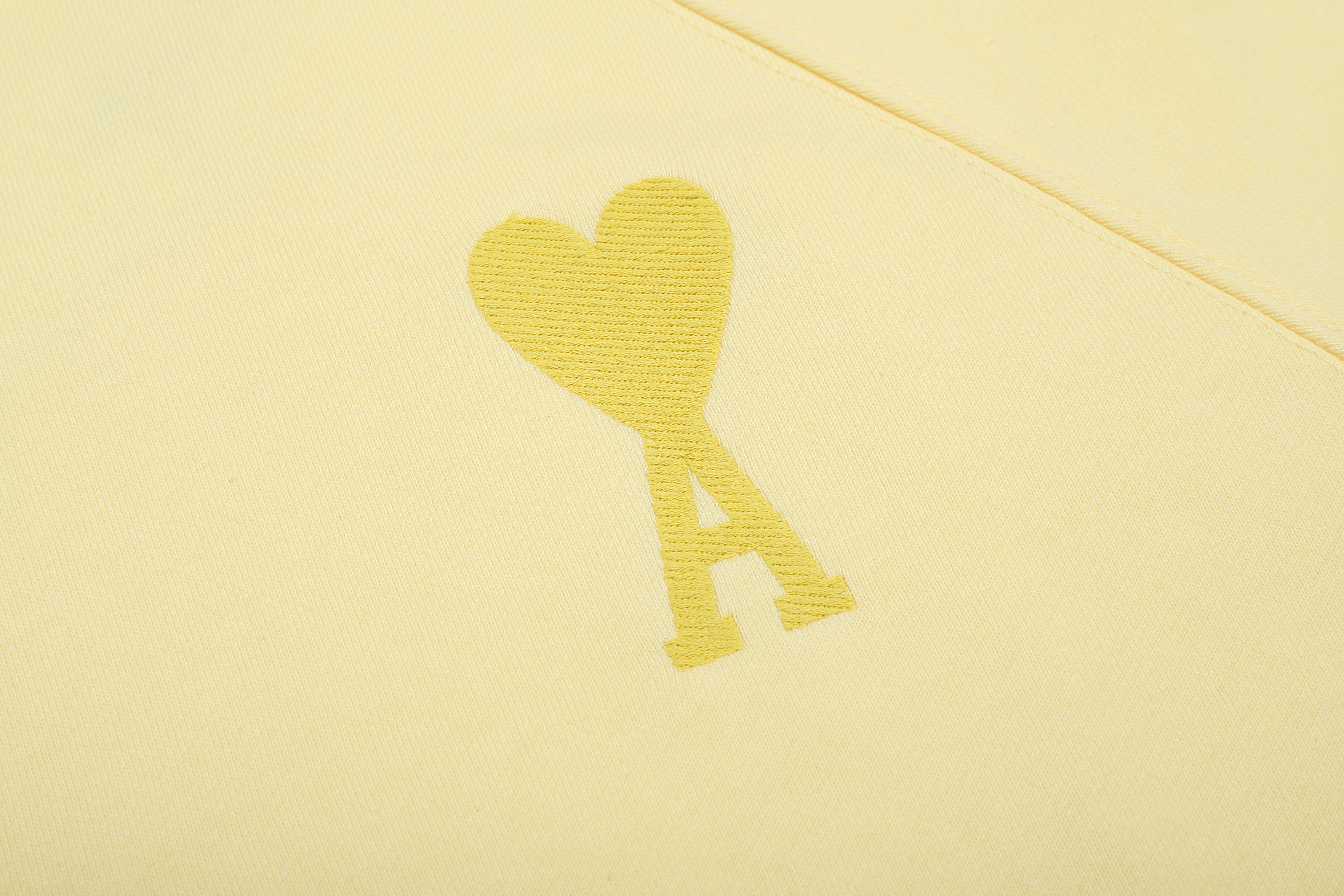 Sweat jaune   à petit logo ami de cœur jaune