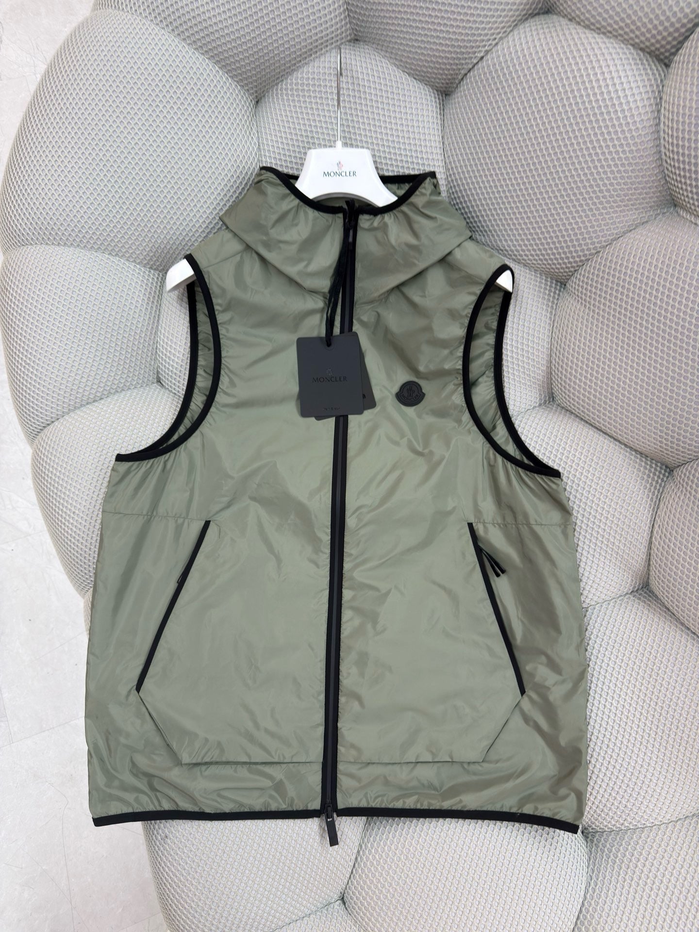 Gilet coupe-vent à capuche monclr