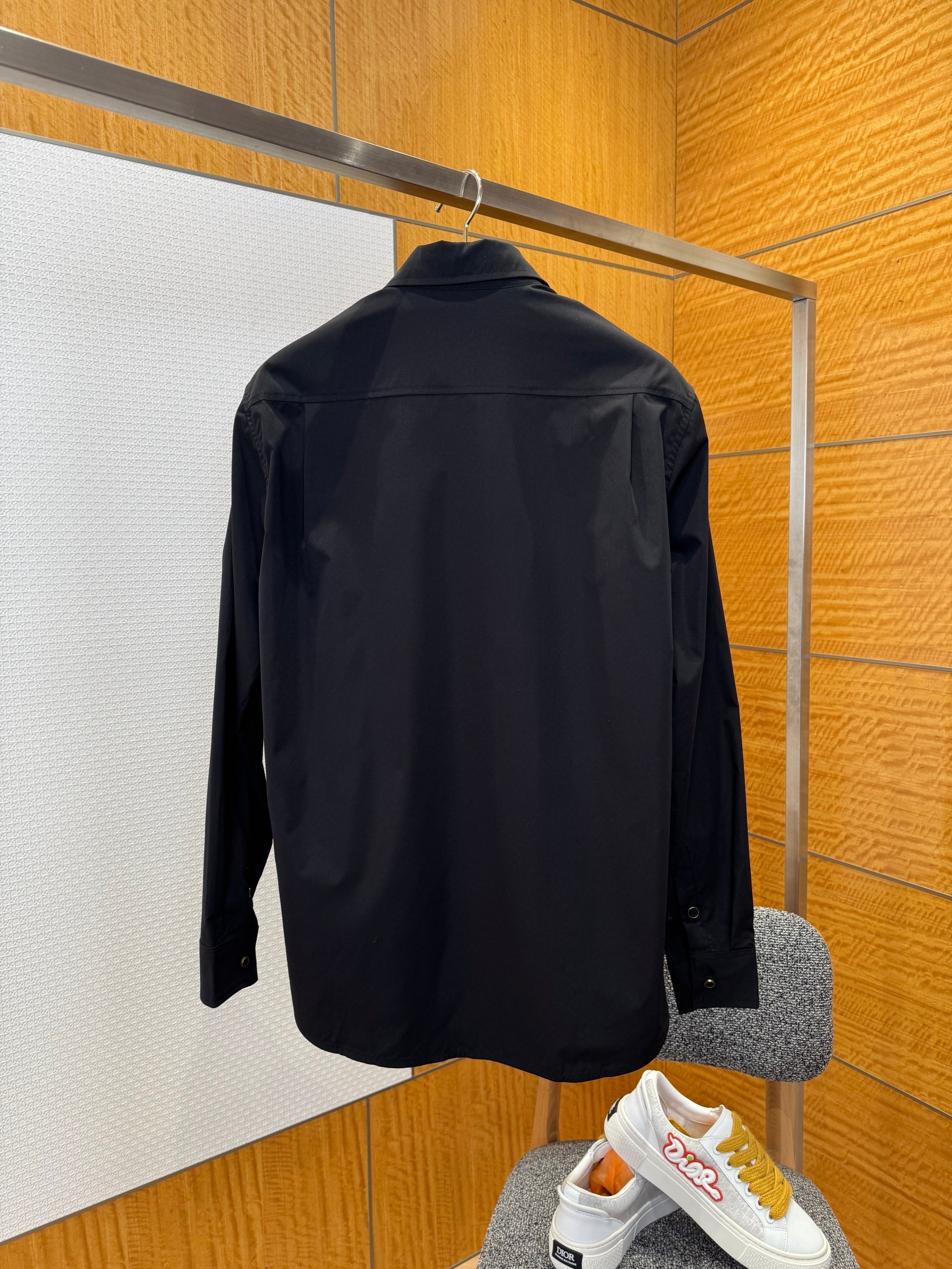 Chemise manches longues à signature brodée lv
