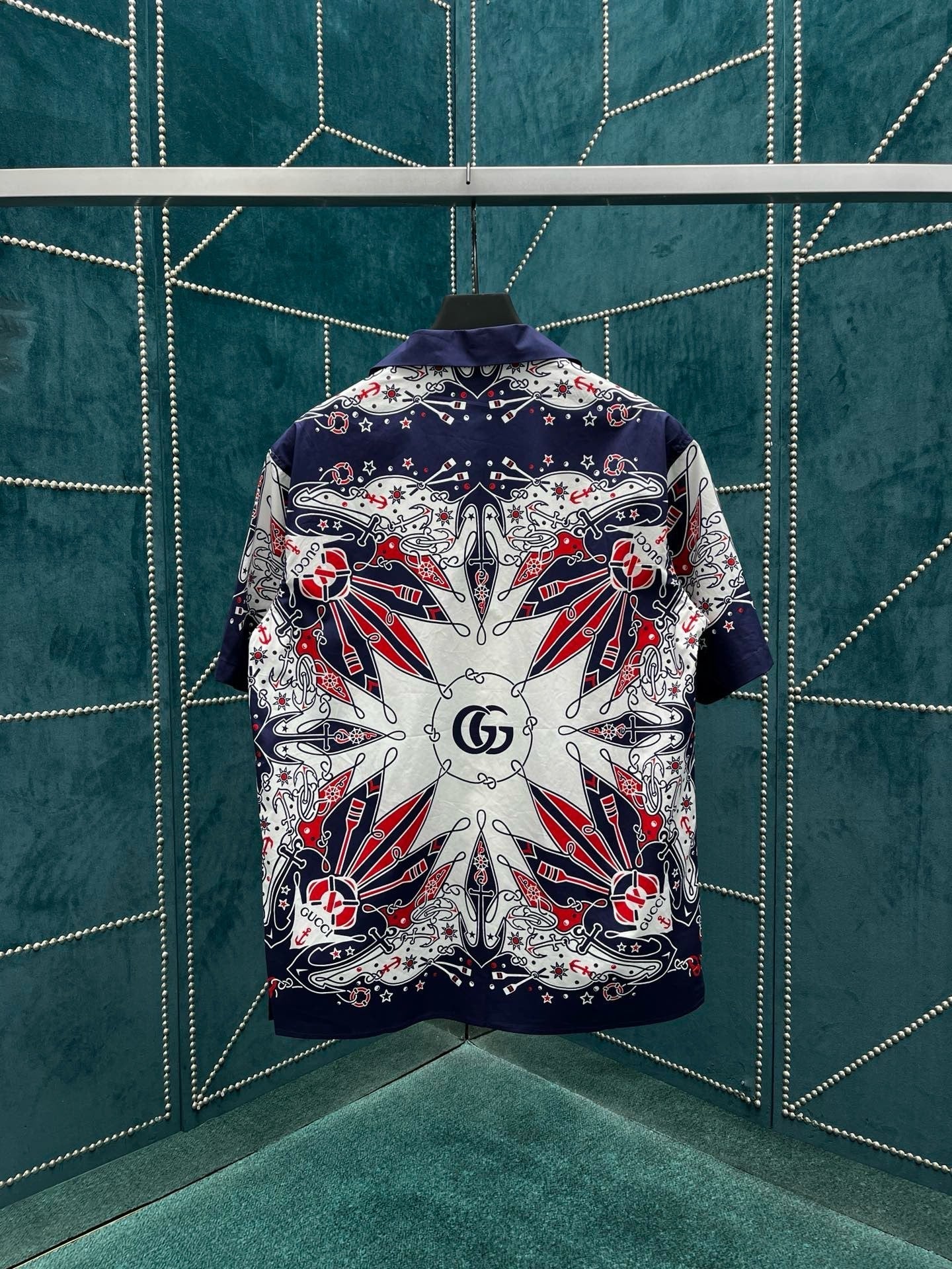 T-SHIRT AUS BAUMWOLLE MIT DOPPEL-G-BANDANA-PRINT