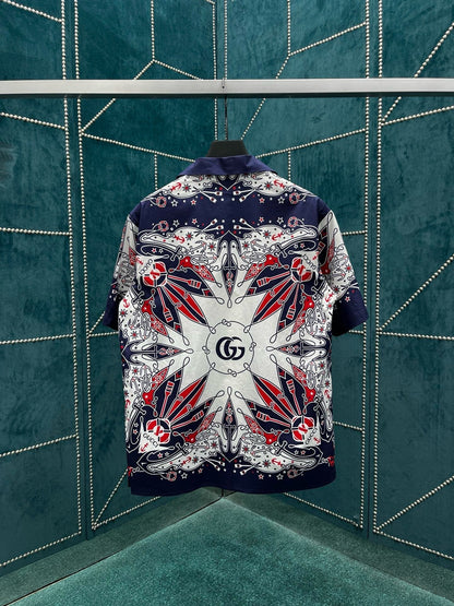 T-SHIRT AUS BAUMWOLLE MIT DOPPEL-G-BANDANA-PRINT