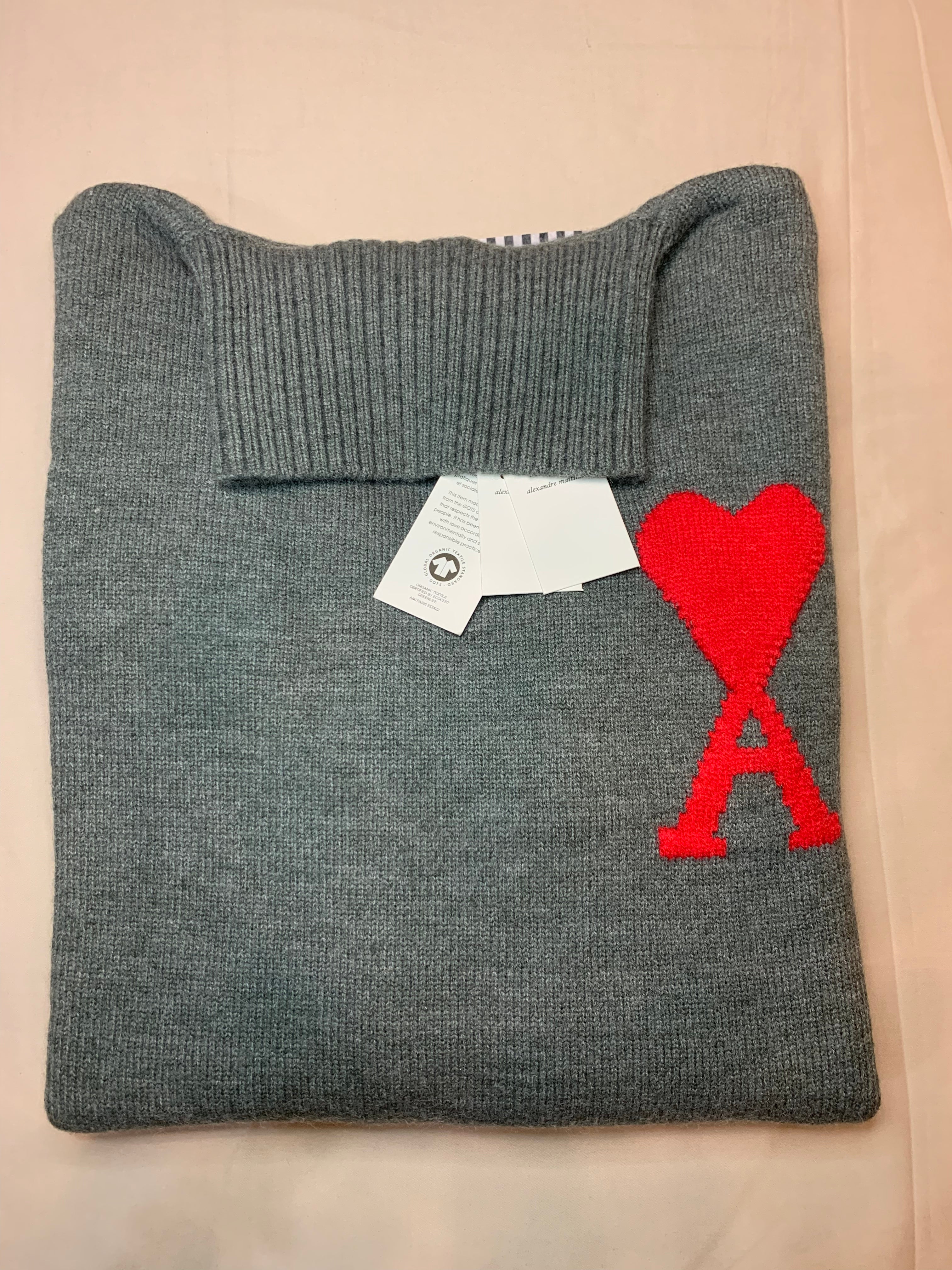 Pull gris à petit logo ami de cœur rouge