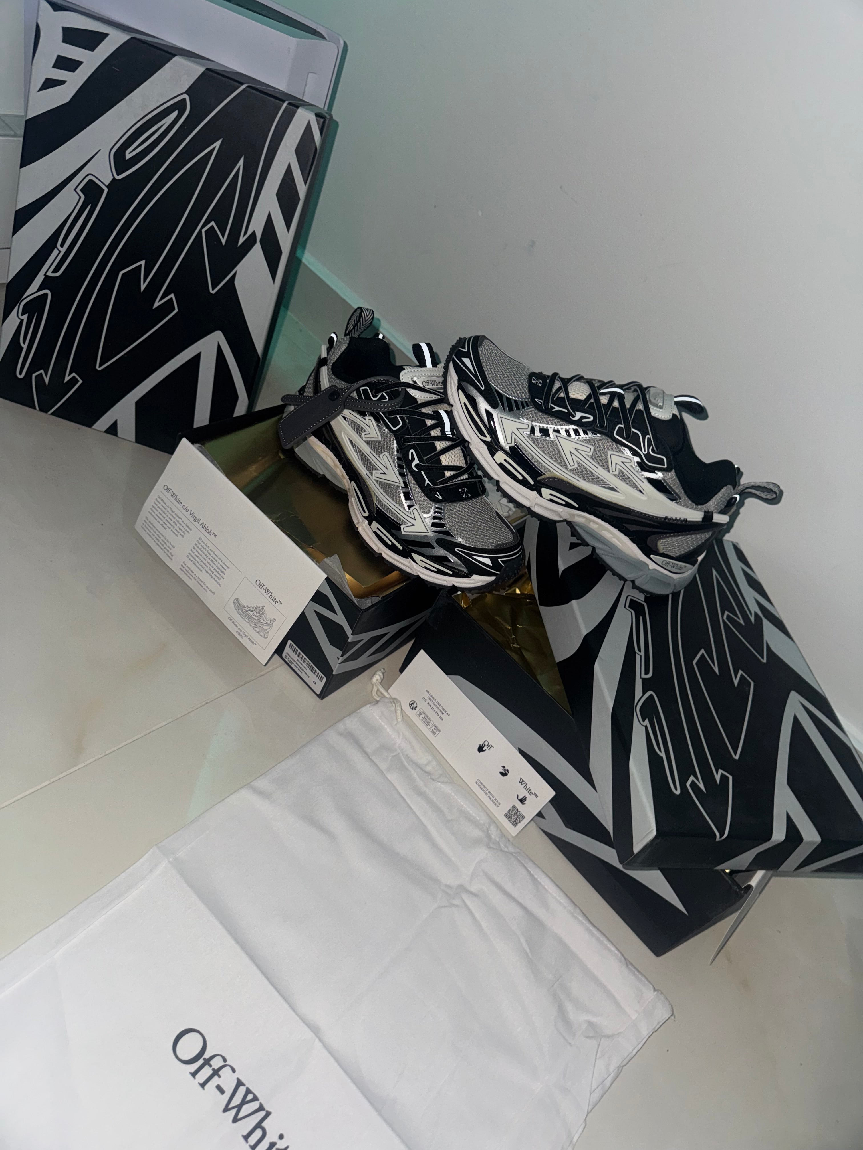 Off Wht Be Right back Black 📦 ⚡️ 🚚