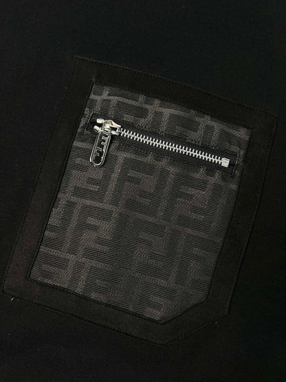 Finden Sie ein schwarzes T-Shirt mit Taschen
