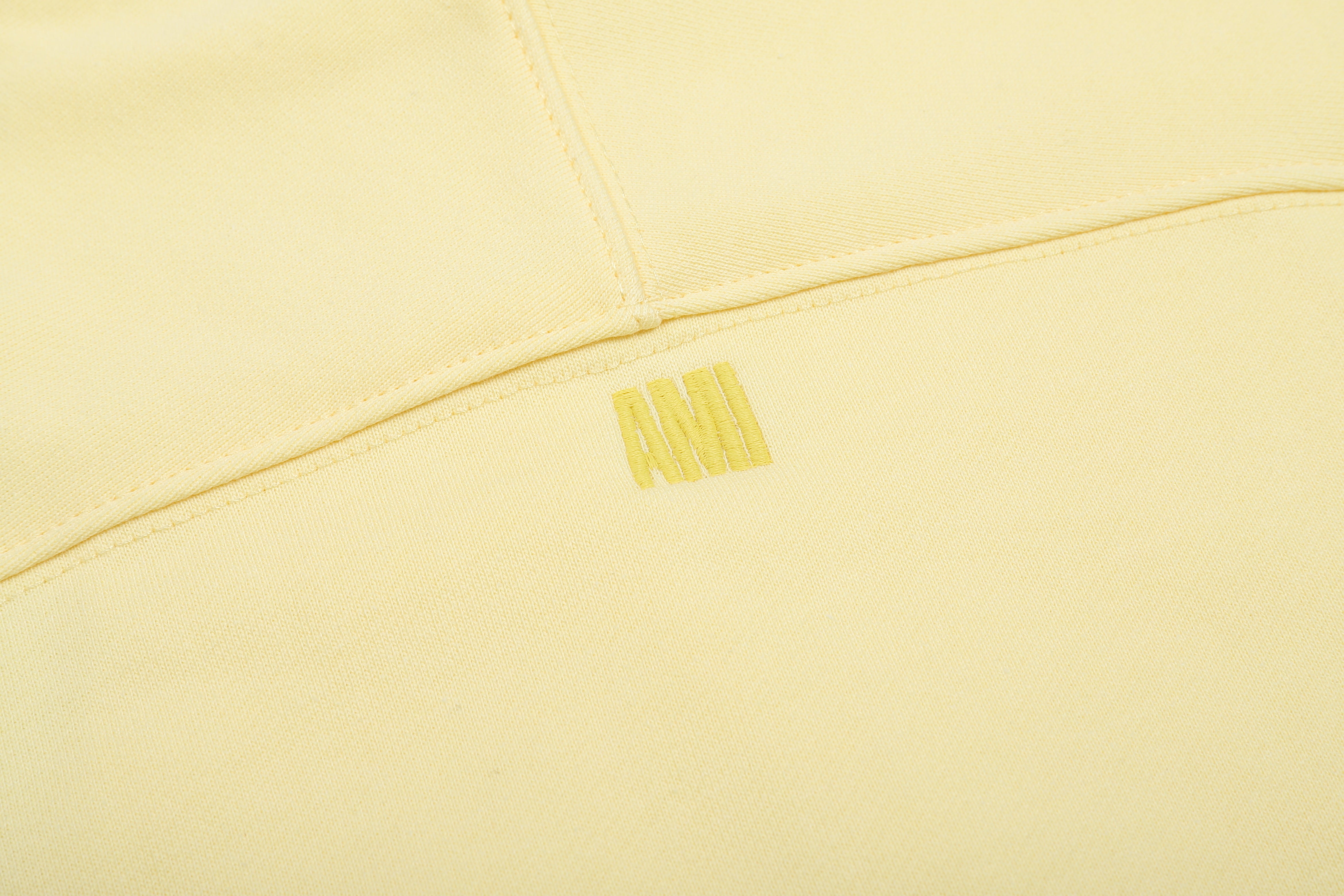 Sweat jaune   à petit logo ami de cœur jaune