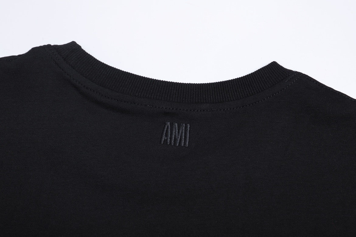 T-shirt noir à petit logo ami de cœur rouge