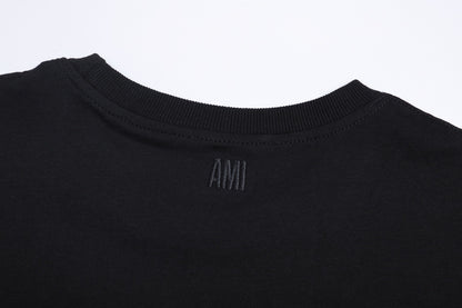 T-shirt noir à petit logo ami de cœur rouge