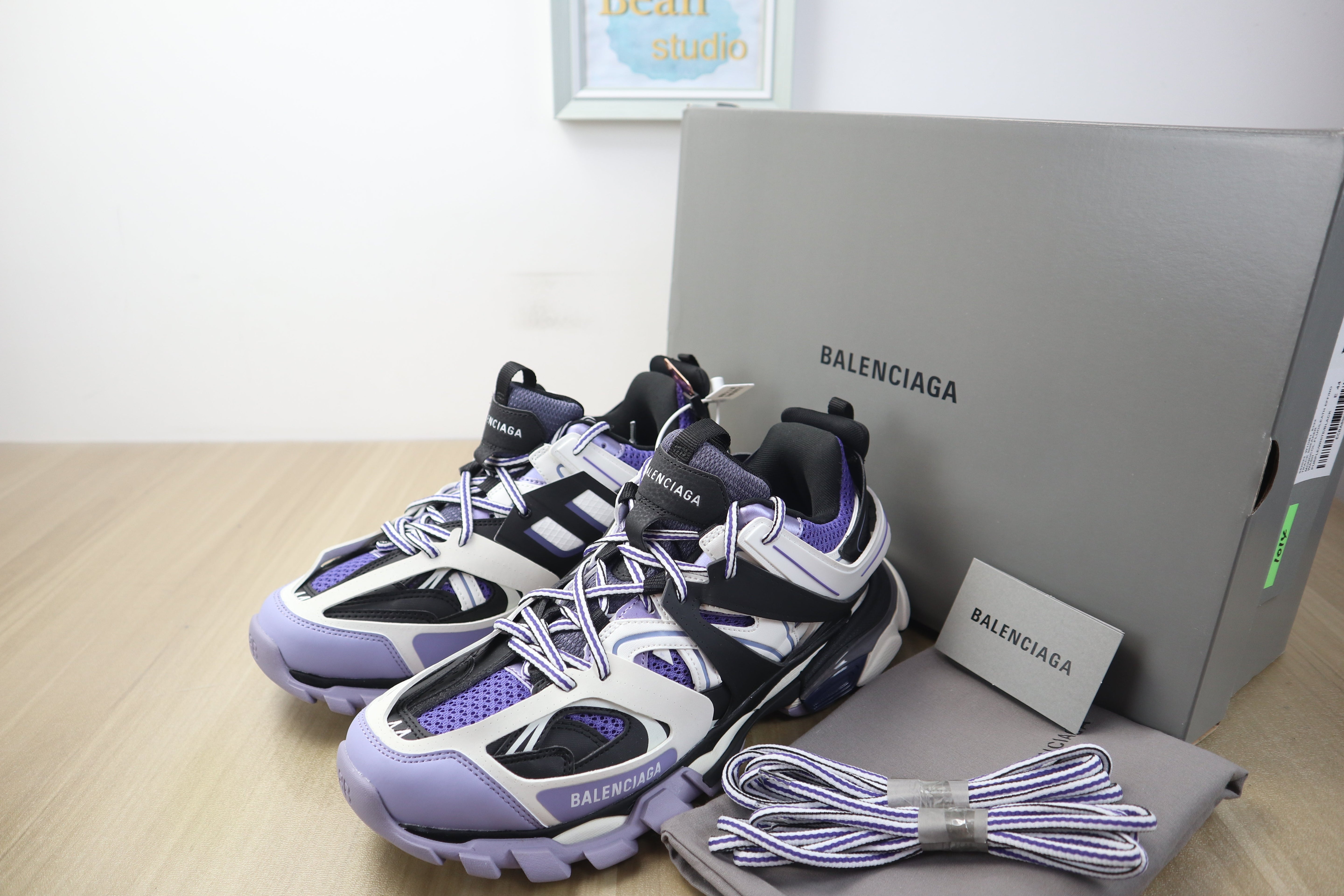 Blncg track white purple facture