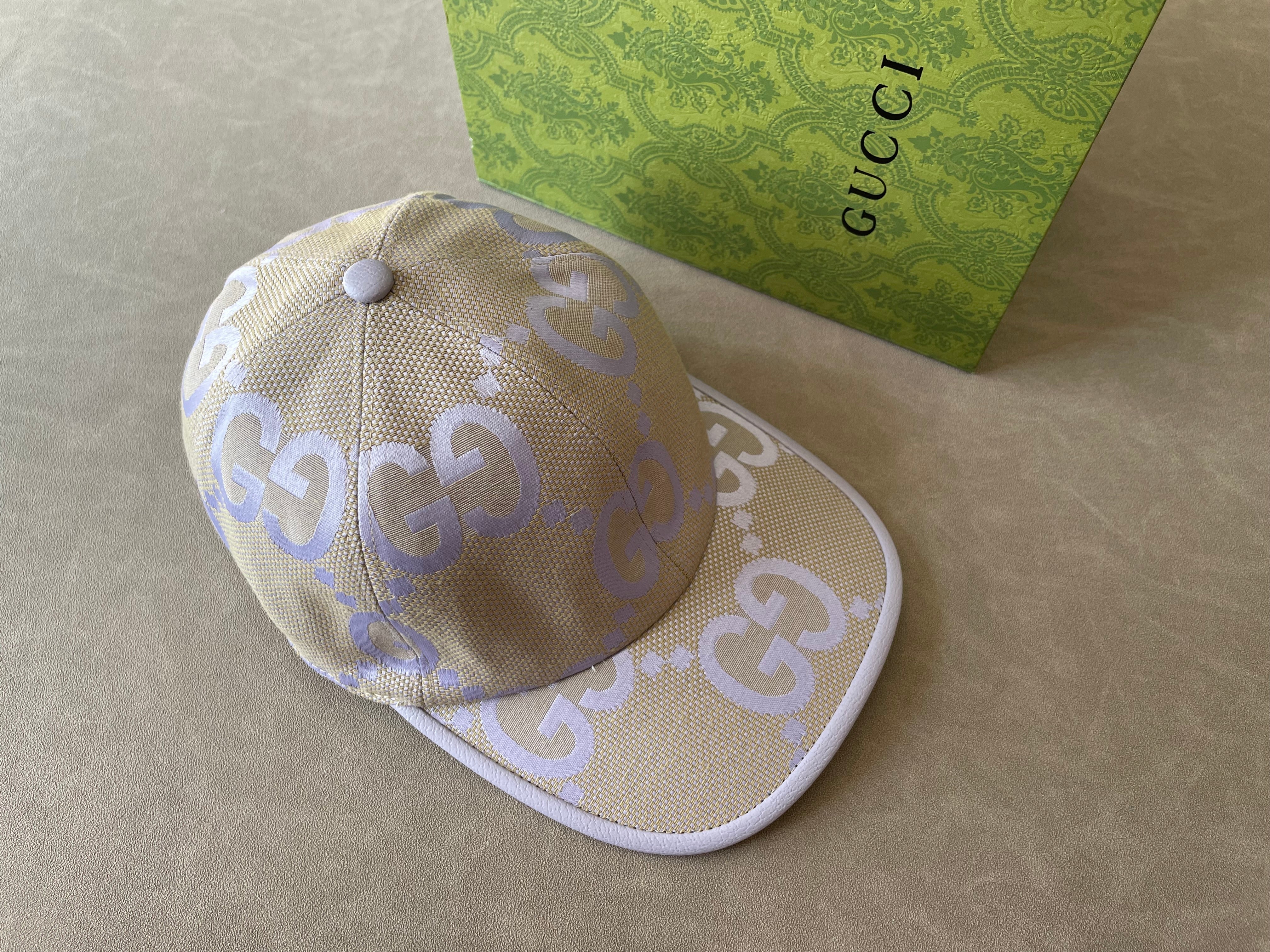 Lila Jumbo-GG-Mütze mit Ticket