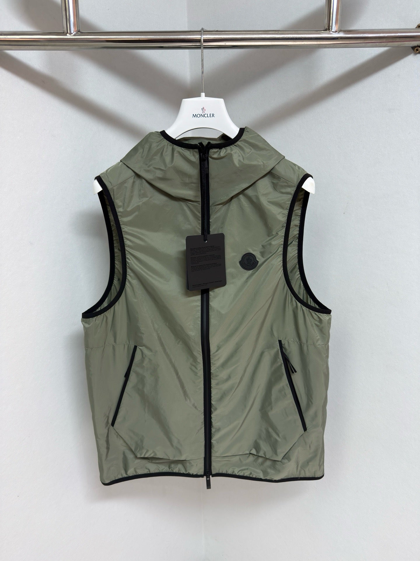 Gilet coupe-vent à capuche monclr