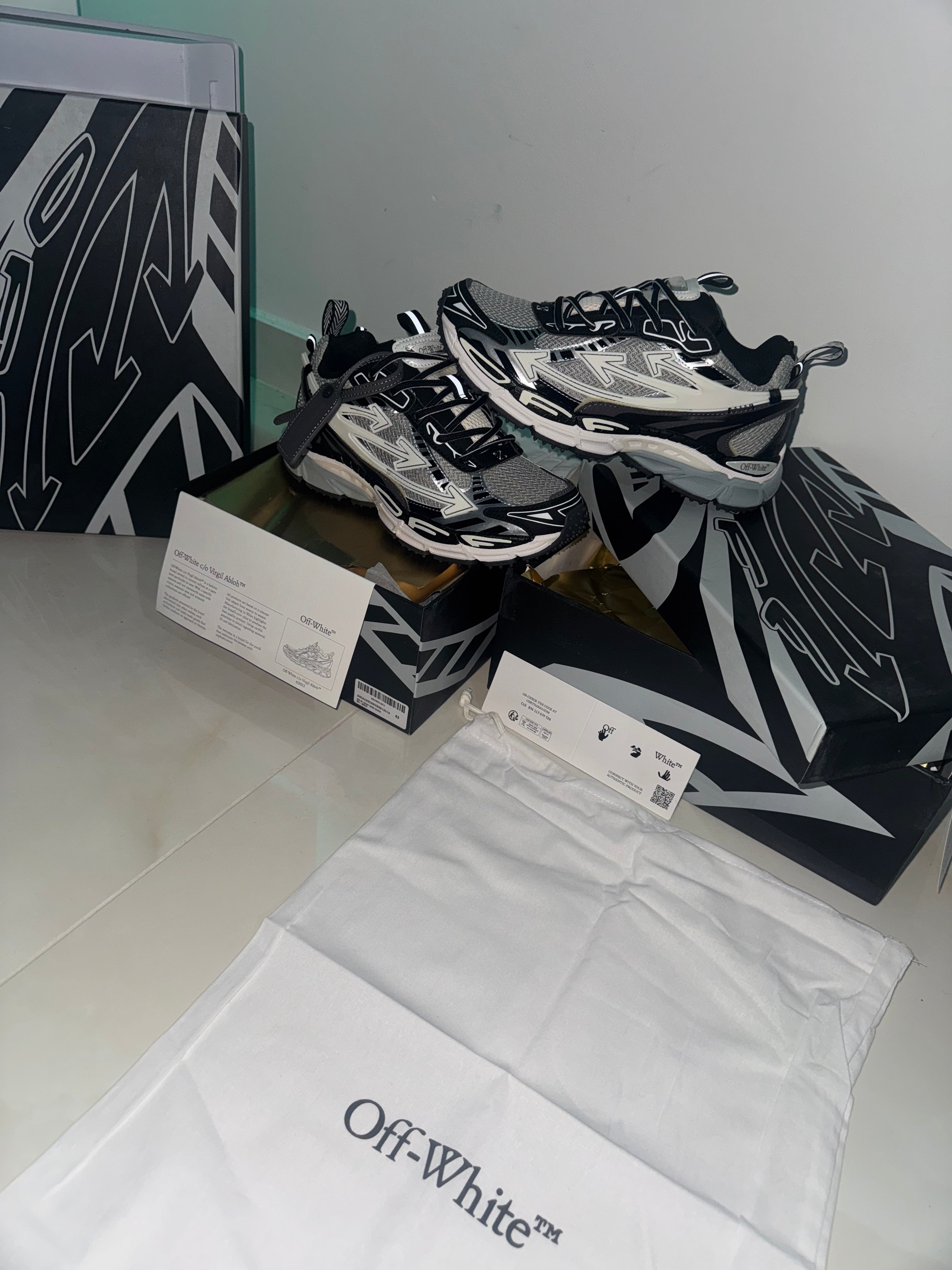 Off Wht Be Right back Black 📦 ⚡️ 🚚