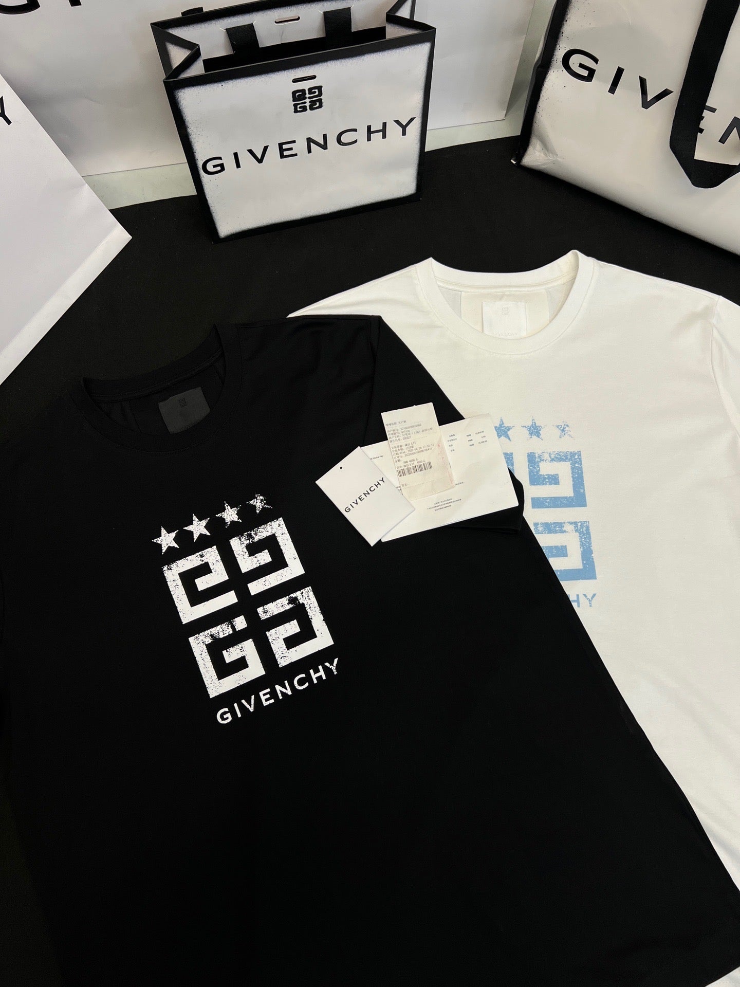 Schwarz-weißes Givenchy-T-Shirt