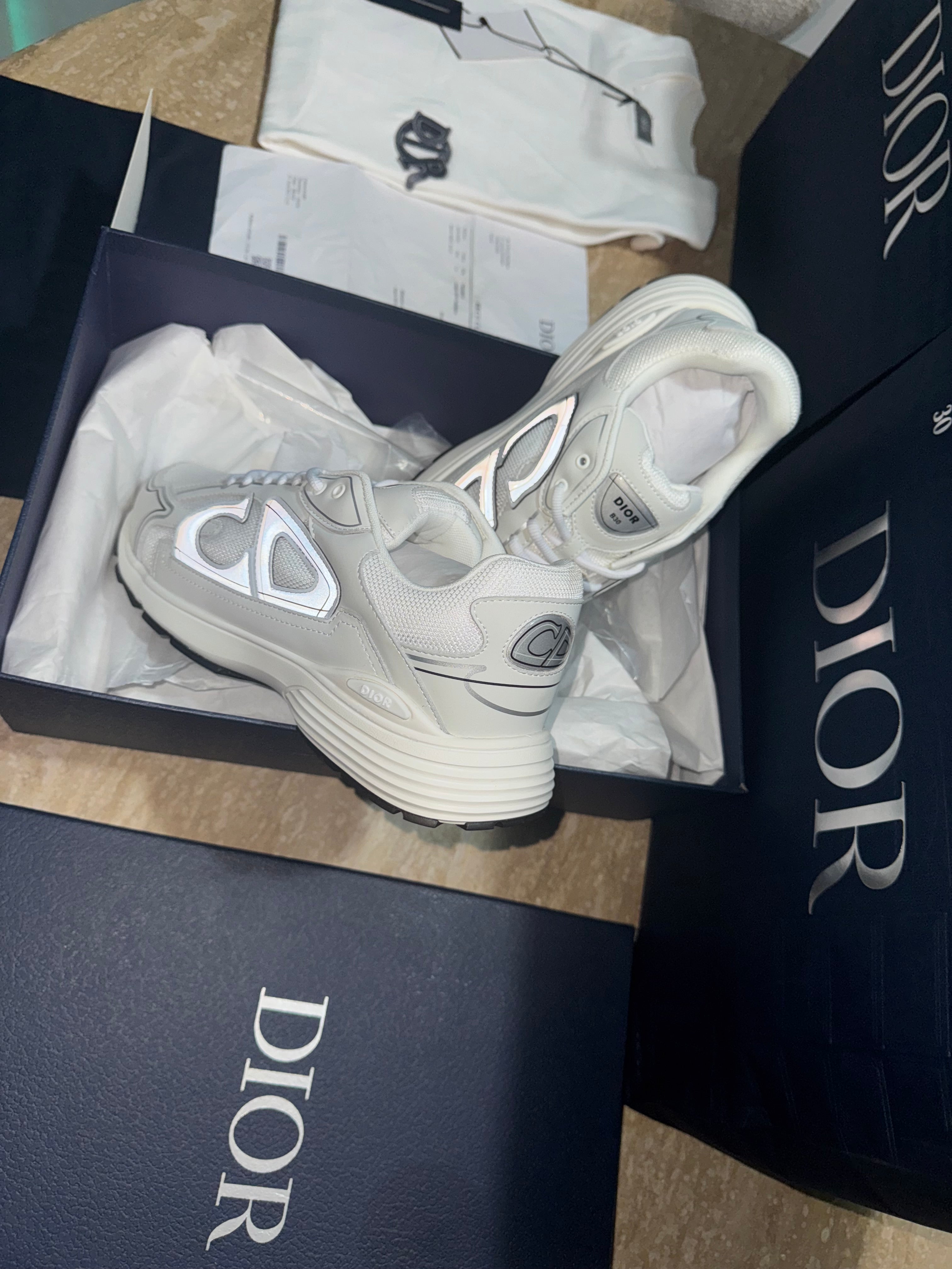 SNEAKERS B30 V3 VERSION BIEN LISSE WHITE RÉFLECTIVE RÉACTION CORRECTES  FACTURE PACKAGING COMPLET MODÈLE POUSSÉ
