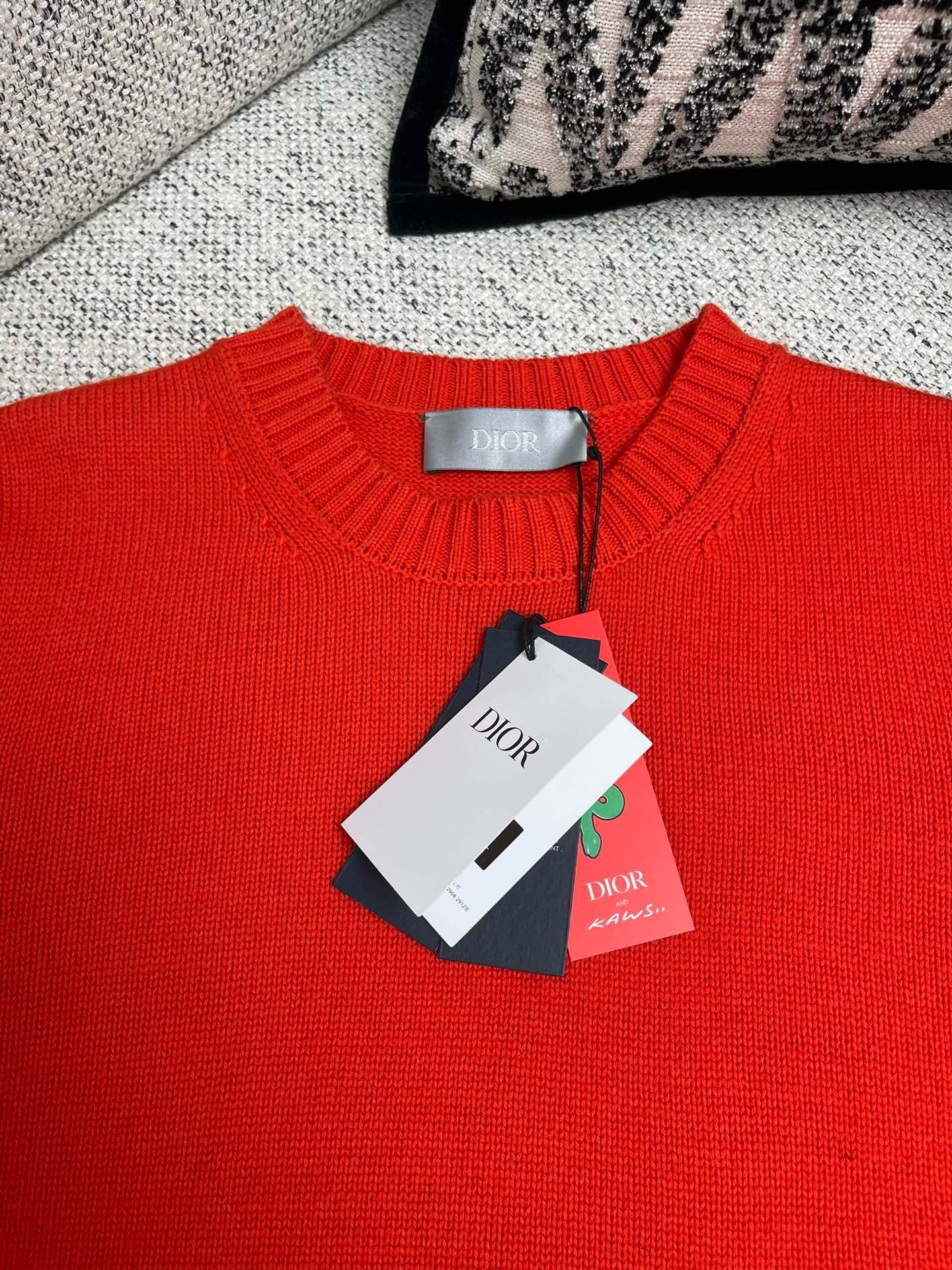 Pull CD AND KAWS Maille de laine orange et rouge