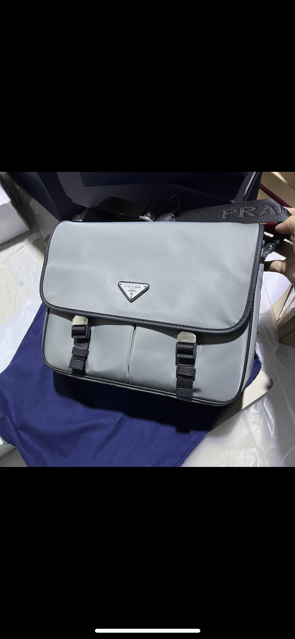 Graue PRD-Tasche. Große Rechnung