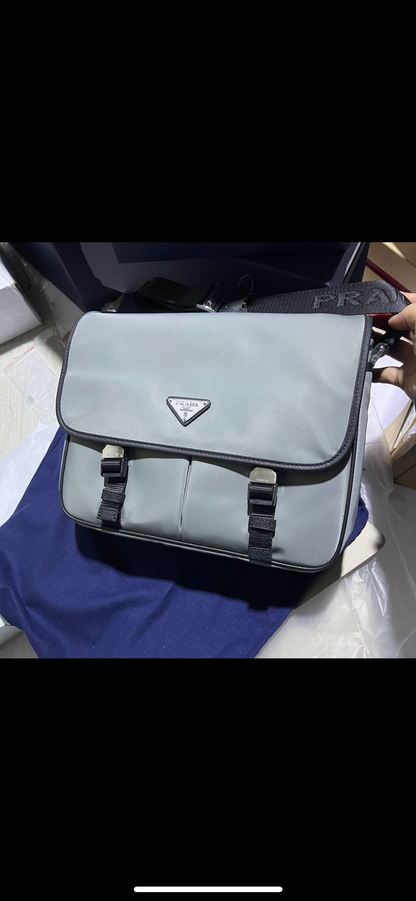 Graue PRD-Tasche. Große Rechnung